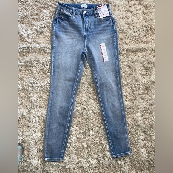 Time and Tru NWT Women’s Classic High Rise Skinny Jeans Light Wash New Size 2 - Picture 4 of 10